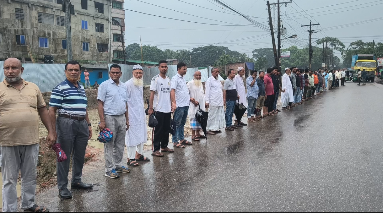 নোয়াখালীতে সড়কের কাজ শেষ না হতেই সরকারি জায়গা দখলের অভিযোগ, প্রতিবাদে মানববন্ধন