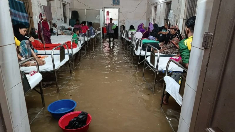 কুমিল্লায় তিন ঘণ্টায় ১০৭ মিলিমিটার বৃষ্টি, হাসপাতালেও ঢুকেছে পানি