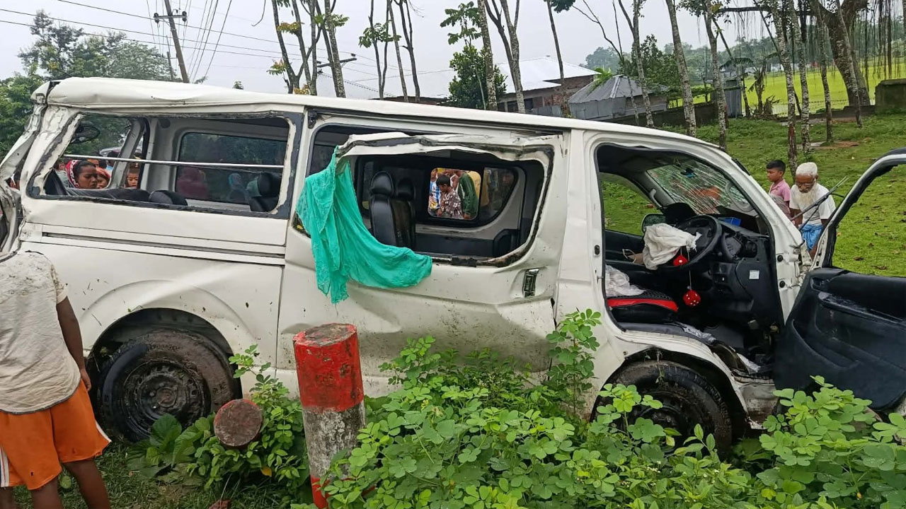 কনে নিয়ে ফেরার পথে মাইক্রোবাস খাদে পড়ে শিশুসহ নিহত ২, আহত ১২