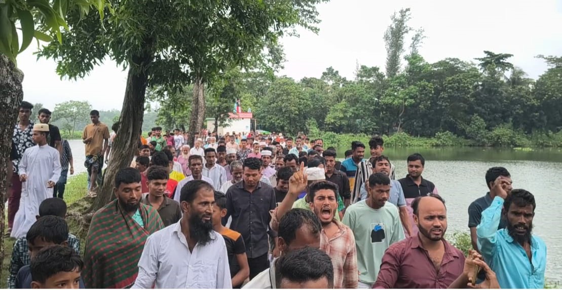 নোয়াখালীতে মৎস্য প্রজেক্ট দখল করে মাছ লুট, মানববন্ধনে বাধা ও হামলার চেষ্টা