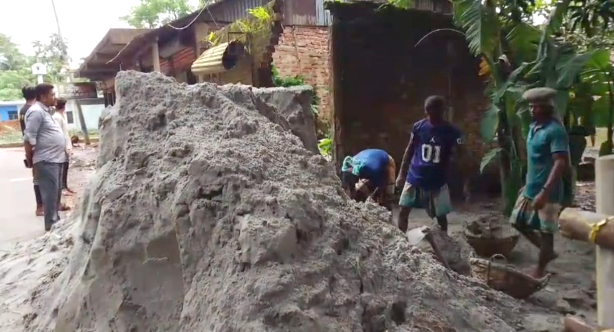 নোয়াখালীতে প্রবাসীর দোকানঘর ভাঙচুর ও জমি দখল চেষ্টার অভিযোগ