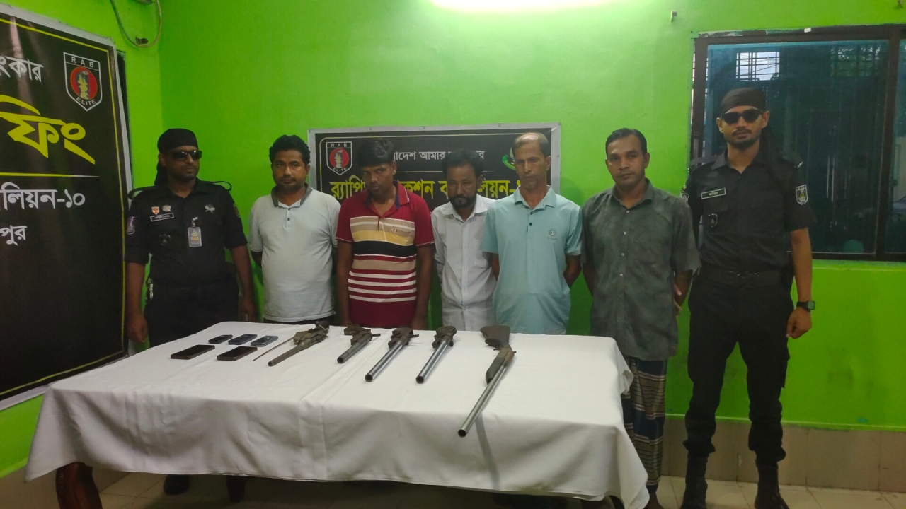 অস্ত্রের আস্তানায় র্যাবের হানা, আগ্নেয়াস্ত্রসহ গ্রেপ্তার ৫